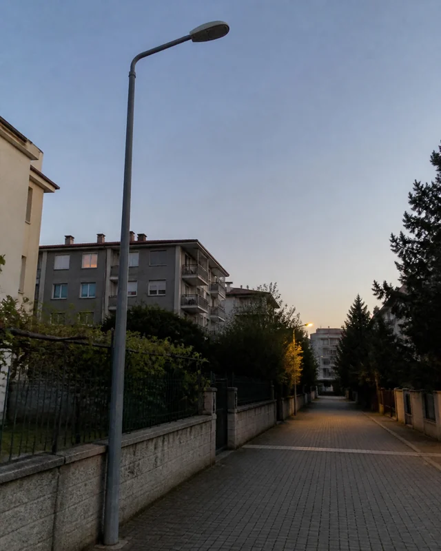 Akşam saatlerinde yanmayan sokak lambası ve arkasındaki yaya yolu